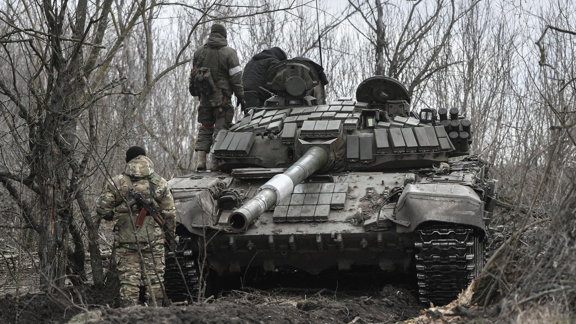 Экипаж Т-72 выдержал 24 удара дронами при разминировании, рассказал боец